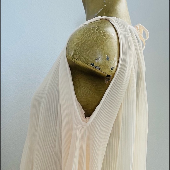 NWT $130 ROMEO & JULIET COUTURE Ivory COLD SHOULDER Pleated Blouse M $130 MSRP - Picture 6 of 10